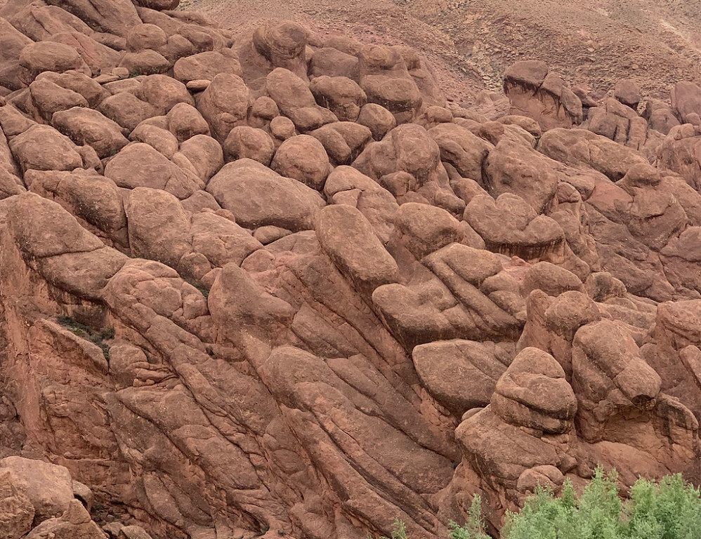 Travelling south, we’ll stop to admire the peculiar “monkey fingers” rock formation in Dades Gorge… (SM)