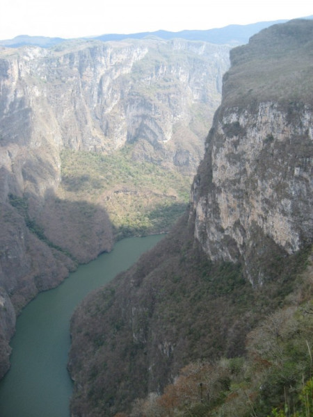 This diverse tour ranges from the spectacular Sumidero Canyon... (jb)
